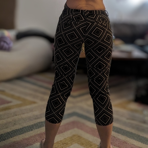 5/$25🌻 Patterned Capris - Picture 6 of 6